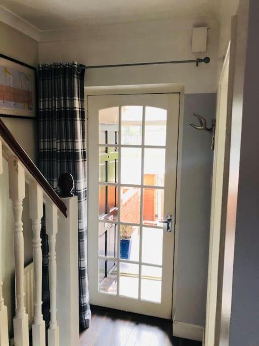 Cosy Two Bed Terraced House 7Min Drive From City ベルファスト エクステリア 写真