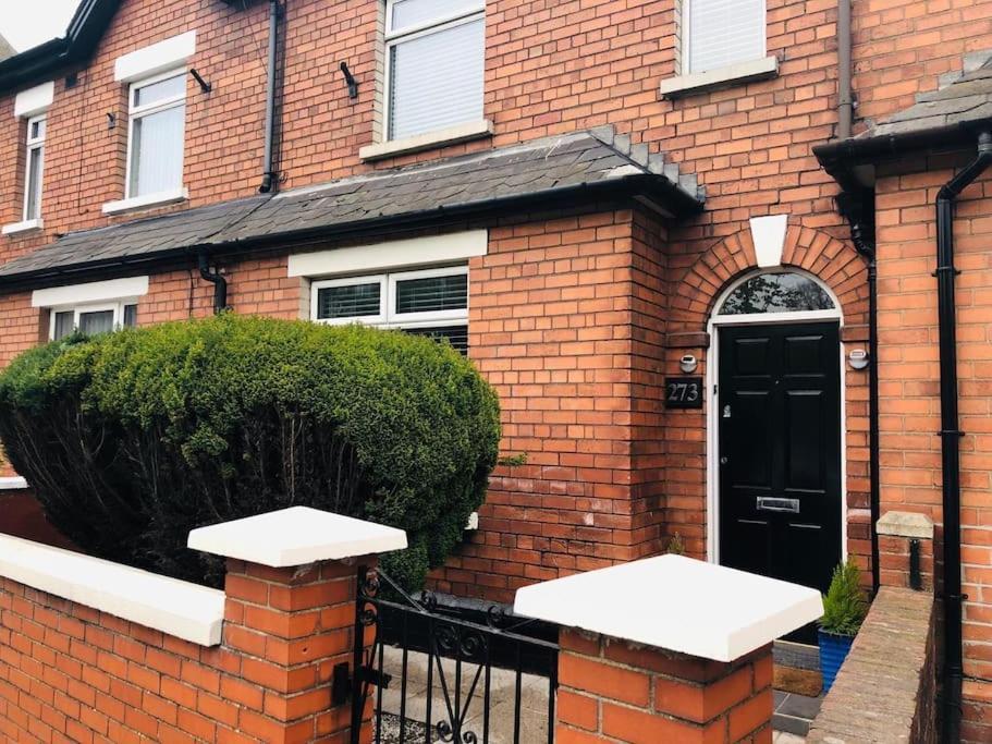 Cosy Two Bed Terraced House 7Min Drive From City ベルファスト エクステリア 写真