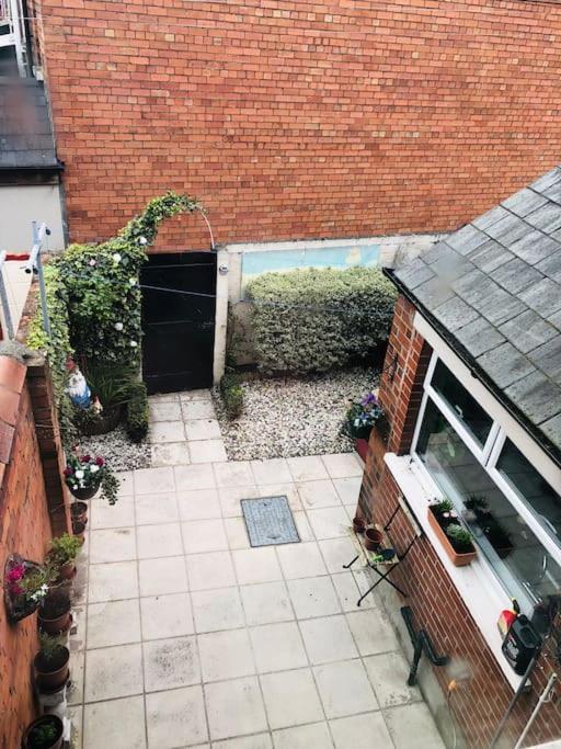 Cosy Two Bed Terraced House 7Min Drive From City ベルファスト エクステリア 写真